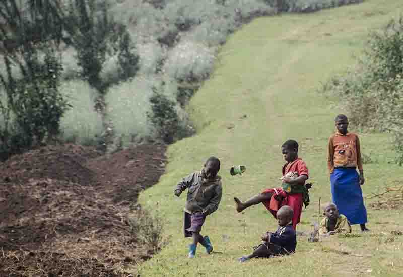 32 - Ruanda - parque nacional de los volcanes - jovenes